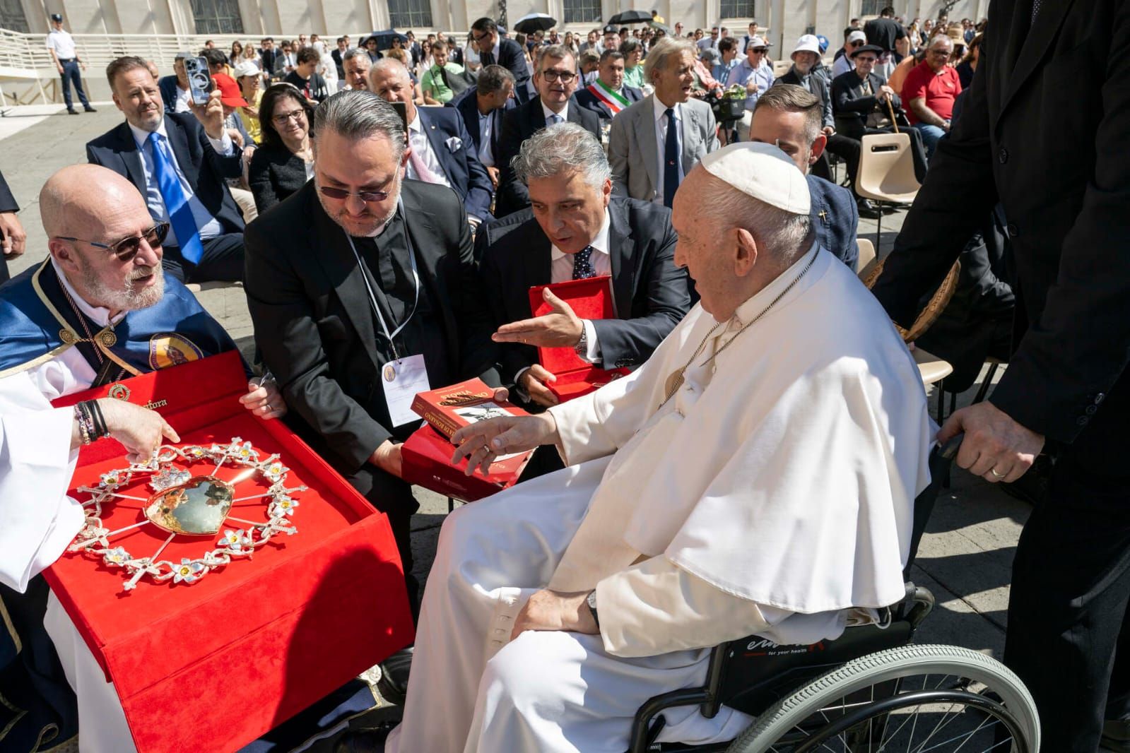 Papa Francesco benedice l’aureola con il cuore della Madonna Addolorata di Rosarno