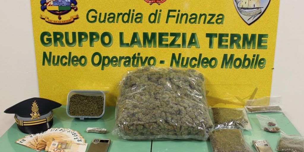 Arrestato un 38enne a Lamezia Terme, trasportava oltre un chilo di marijuana in una valigia