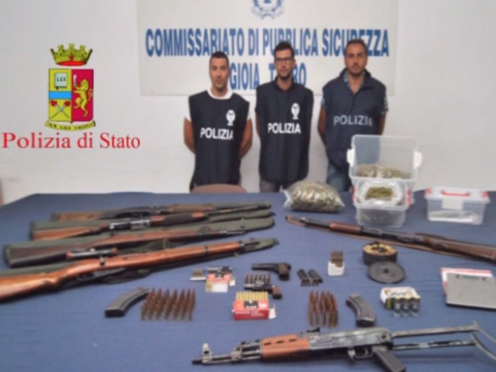 Gioia, scoperto un arsenale in un`abitazione