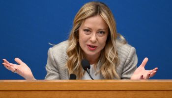 Il Sì schiera i big. E la Meloni si affida a un video tutorial