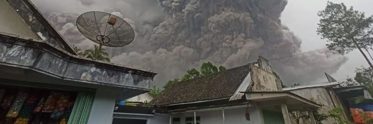 Erutta il vulcano Monte Semeru in Indonesia, allarme tsunami in Giappone