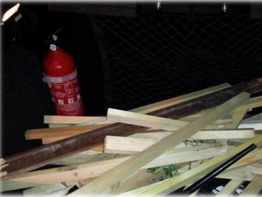 Spranghe e bastoni nascosti in un`aiuola vicino al Granillo