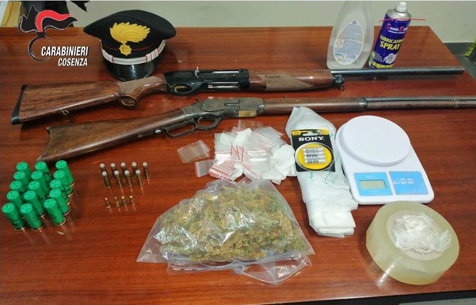 Cosenza, armi e droga in un appartamento al centro