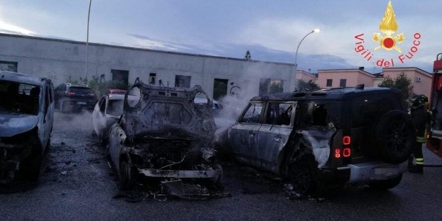 Catanzaro, notte di fuoco nel quartiere Lido: sei auto incendiate vicino una chiesa