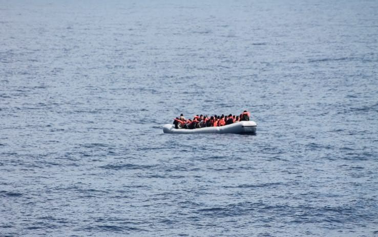 Migranti, un'imbarcazione lancia l'sos a largo delle coste calabresi