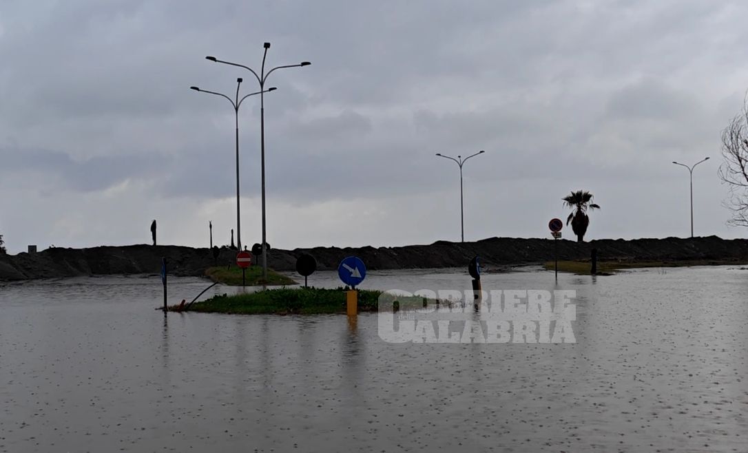 Lidi distrutti, allagamenti e disagi: l’emergenza (che si ripete) lungo la SS18 – FOTO E VIDEO
