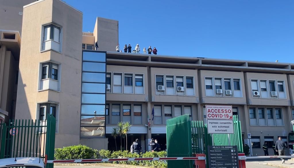 Corigliano Rossano, «senza lavoro e senza stipendi, grazie Asp». I lavoratori della mensa ospedaliera sul tetto del “Giannettasio”