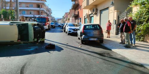 Si schianta con l'auto contro un'altra vettura in sosta, un ferito a Locri
