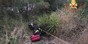 Va al mare e cade in una scarpata, uomo salvato dai Vigili del fuoco nel Catanzarese