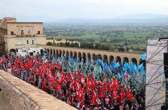 Sindacati in piazza ad Assisi. «Politica superi la precarietà»