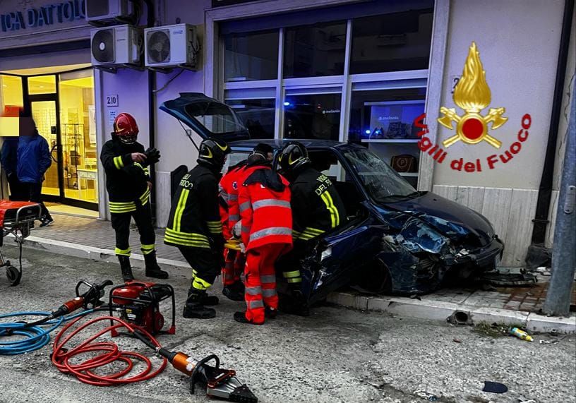 Rocca di Neto, finisce contro un palo dell’illuminazione con l’auto dopo un malore