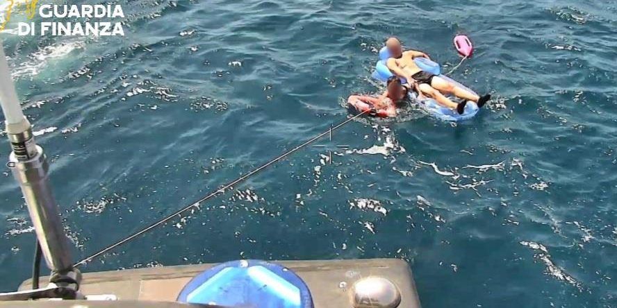 Trascinati a largo dal vento, anziano e bagnino salvati in extremis a Corigliano Rossano