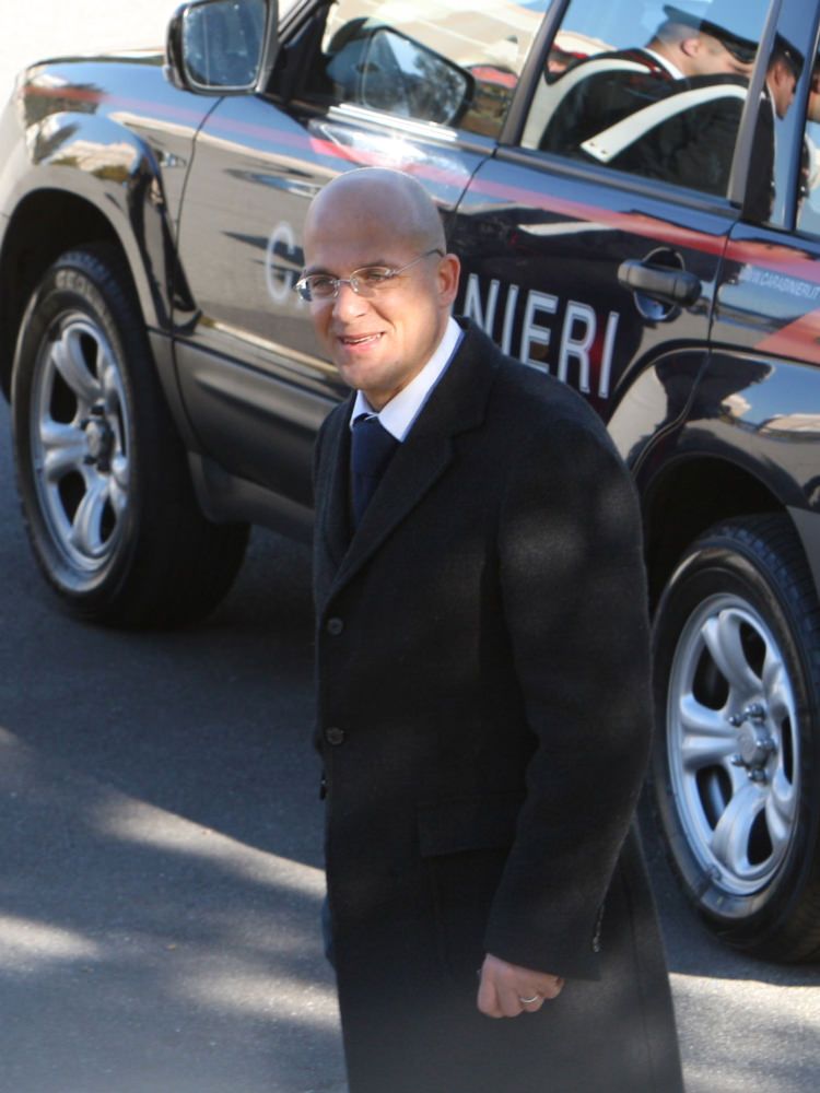 Un santino elettorale nel covo del "Supremo"