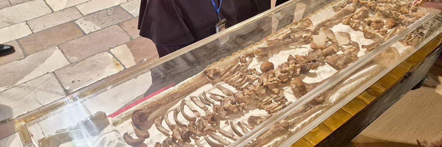 Al via l’ostensione delle spoglie di San Francesco d’Assisi – VIDEO