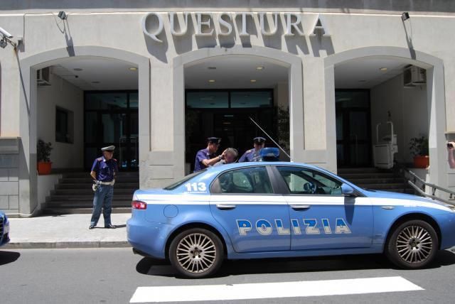 Rapina due donne alla presenza del figlio minorenne, arrestato