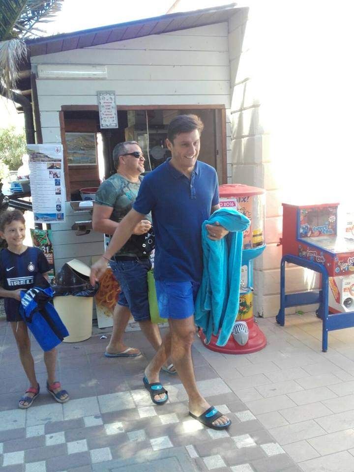 Zanetti a Villapiana, fan interisti in delirio