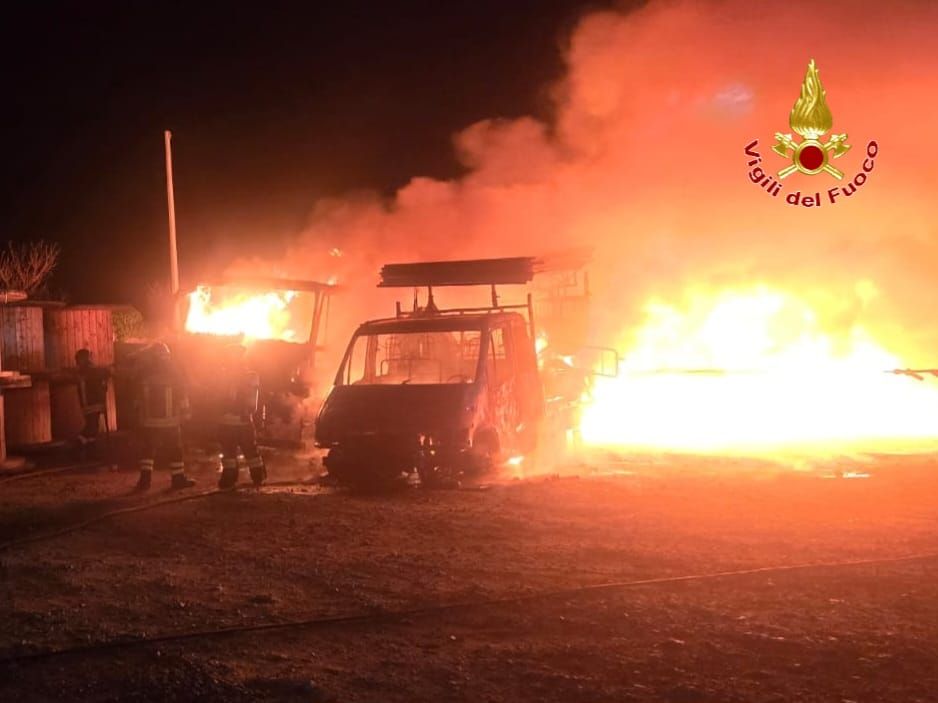 Incendiati gli automezzi di una ditta di Isola di Capo Rizzuto – FOTO