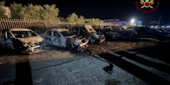 Fiamme nella notte a Tarsia, incendio distrugge dieci auto. Indagini in corso