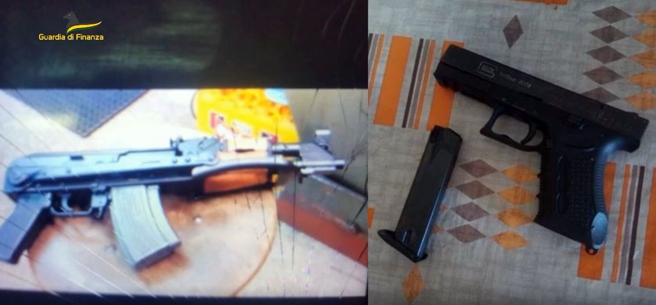 Il business della ‘ndrangheta lombarda, fucili e pistole sulle chat criptate. «Un Ak-22 che lo diamo al pazzo»