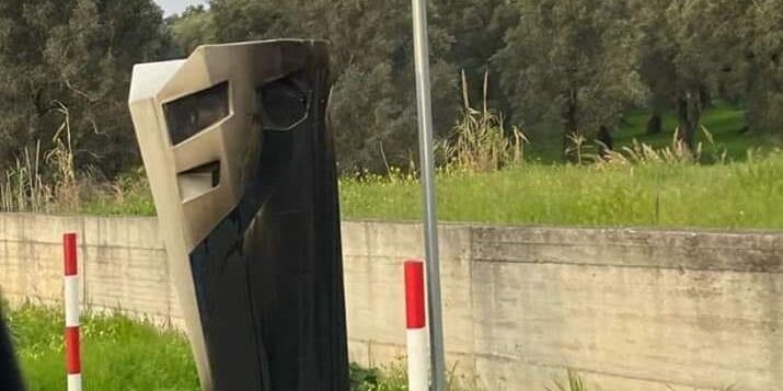 Palmi, dato alle fiamme autovelox sulla Strada Statale 18: l’ombra di Fleximan