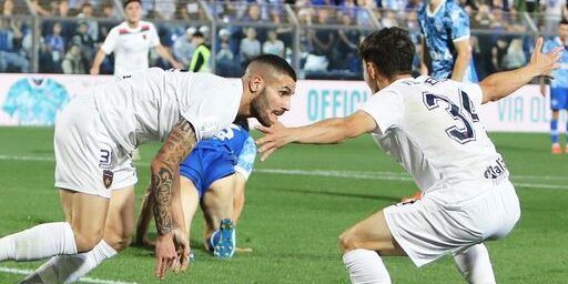 Tutino spaventa il Como: Verdi su rigore poi dà la serie A ai lariani