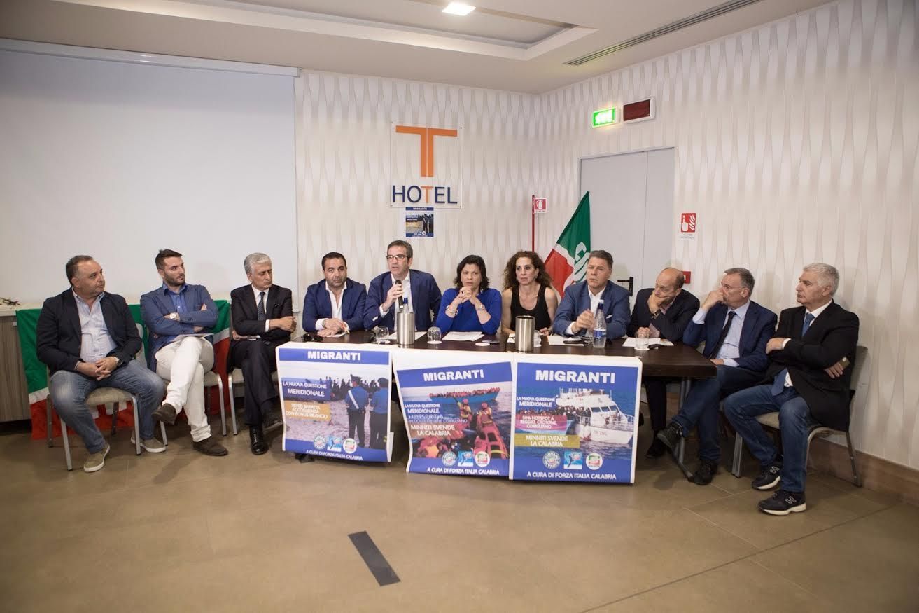 «No agli hotspot». Berlusconi spalleggia i forzisti calabresi