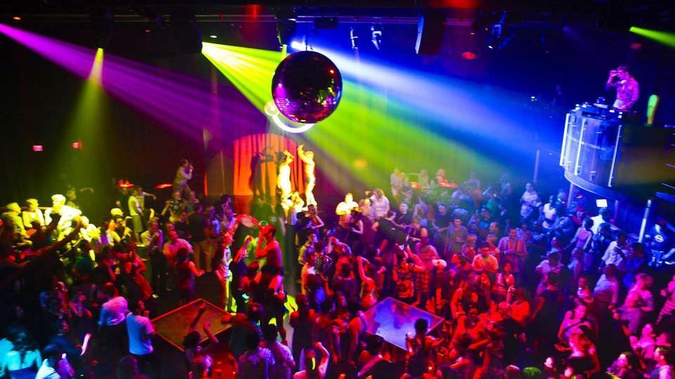 L'industria della movida rischia di chiudere. «Se "salta" l'estate è finita»