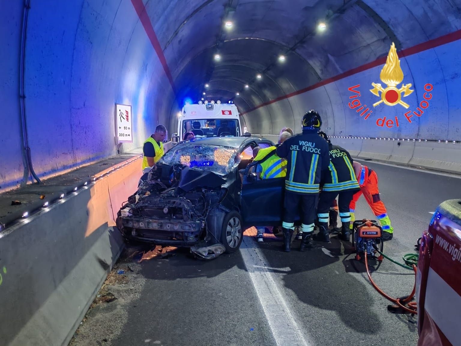 Incidente sulla Ss 106, all’interno della galleria Tirolello: ferita una donna