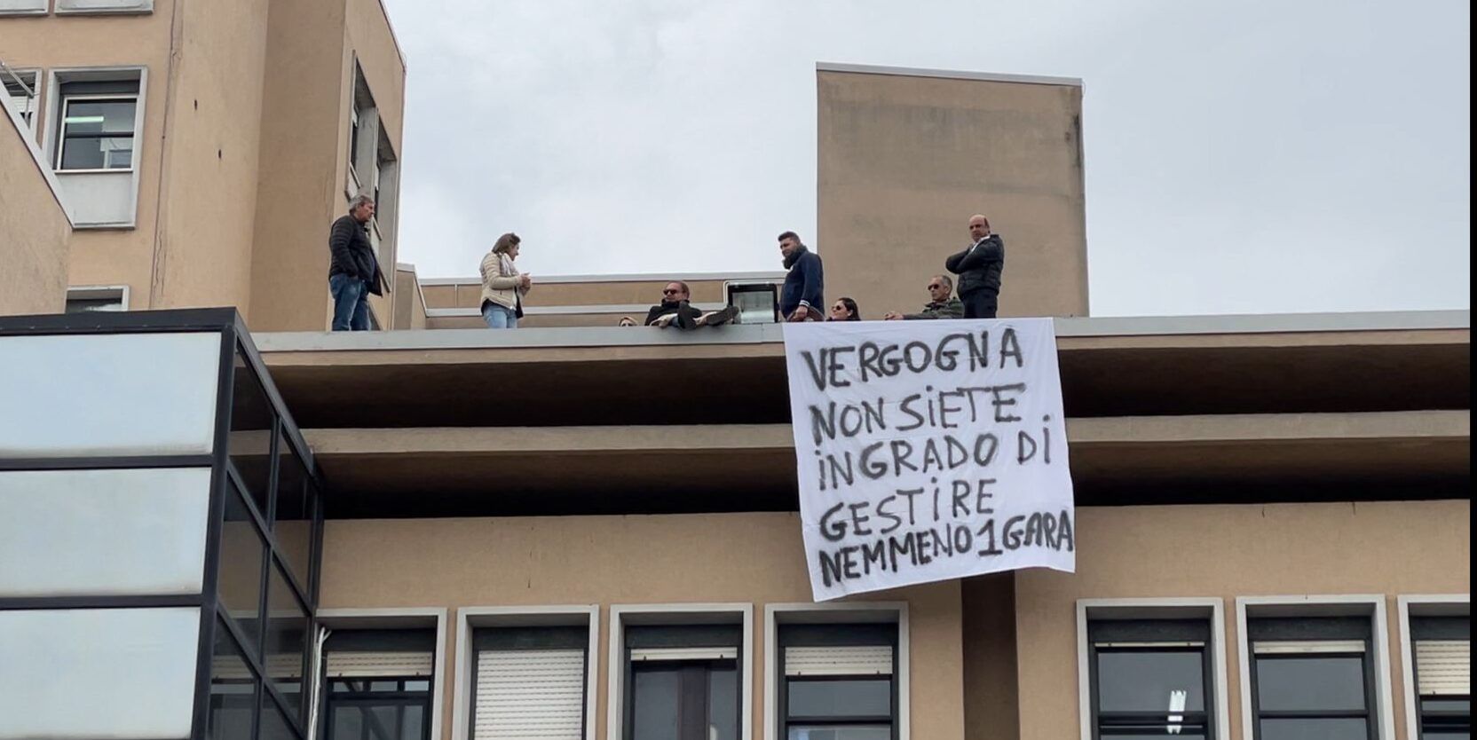 «Vergogna, non siete in grado di gestire una gara». I lavoratori della mensa tornano sul tetto del “Giannettasio”