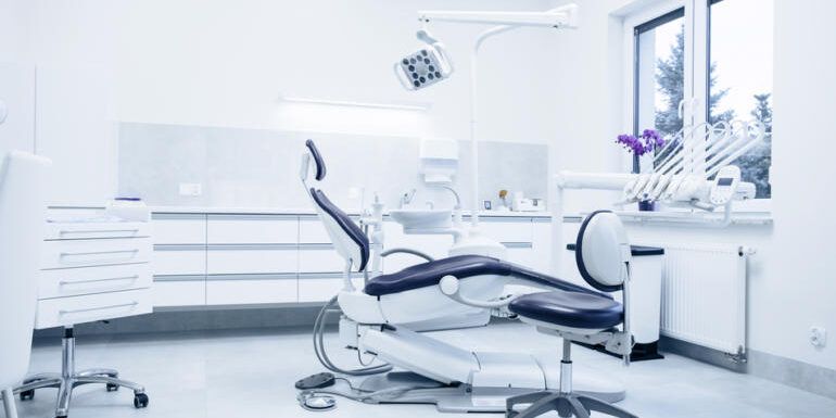 Rosarno, dentista positivo in quarantena apre il suo studio: sanzionato