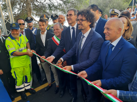 Dopo due anni di chiusura Toninelli taglia il nastro della "Strada del mare" nel Vibonese