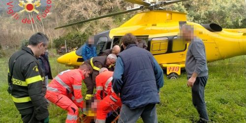 Scivola durante un'escursione, 77enne soccorso dai vigili del fuoco nel Catanzarese