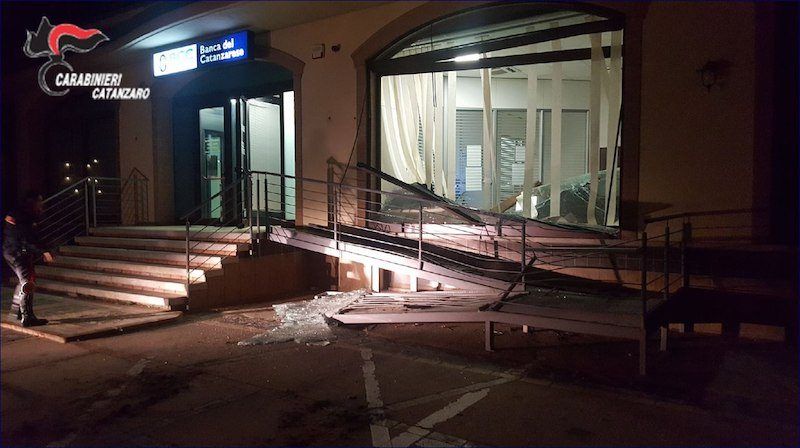 Sfondano le vetrine di una Bcc per rubare un bancomat – VIDEO