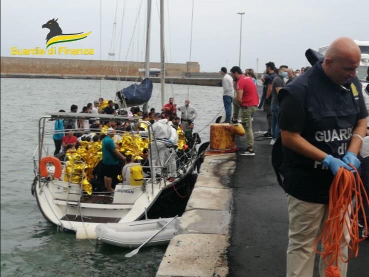 Sbarco di migranti a Crotone, fermati due presunti scafisti