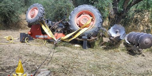 Nuova tragedia per il ribaltamento di un trattore, muore un 74enne