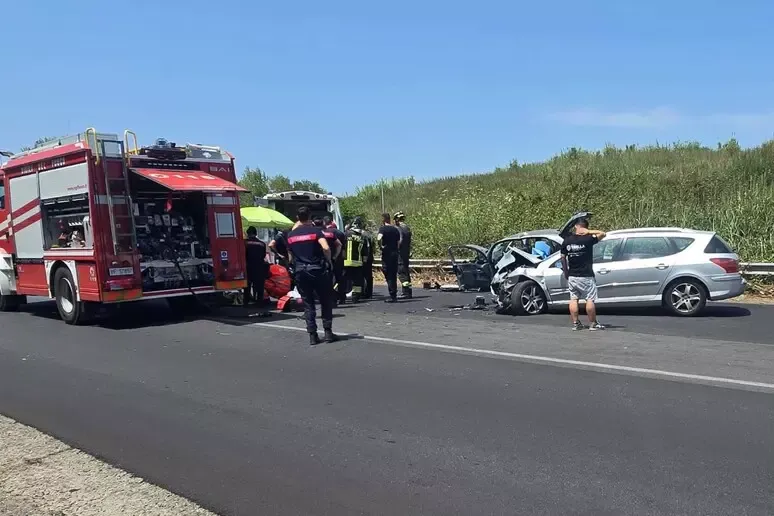Scontro frontale sulla Provinciale 17 tra Vibo e Tropea: tre feriti, un bambino in ospedale