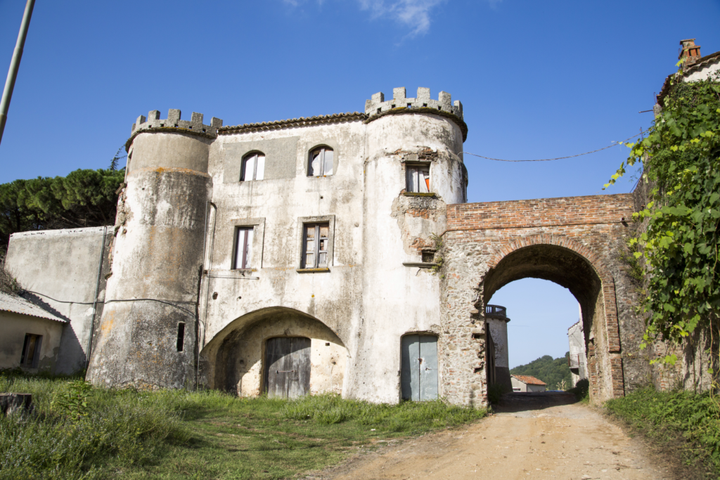 Cardinale, il castello dimenticato e la denuncia sui social