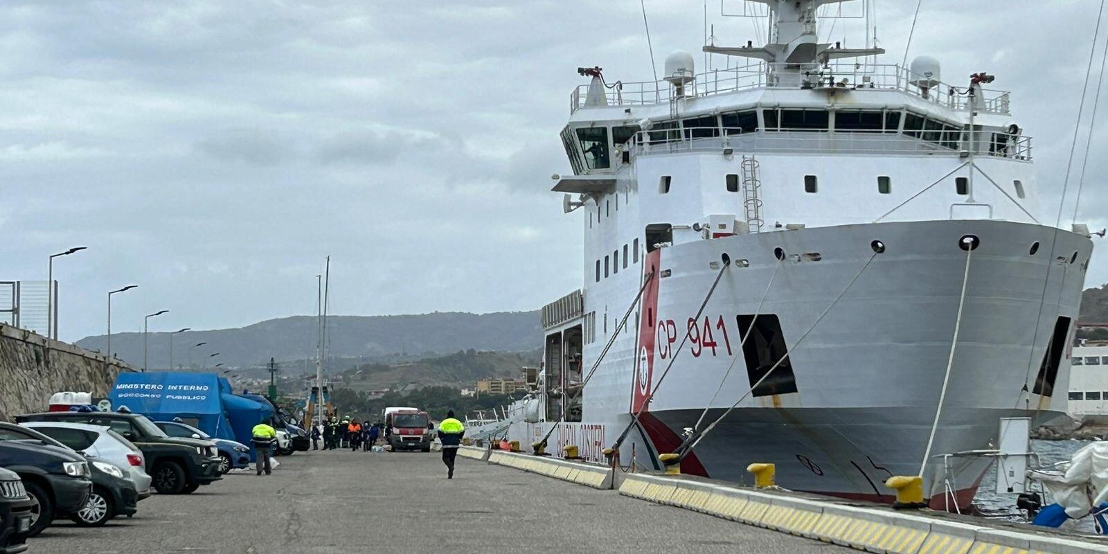 La nave “Diciotti” approda al porto di Reggio Calabria: sbarcano 589 migranti – VIDEO E FOTO
