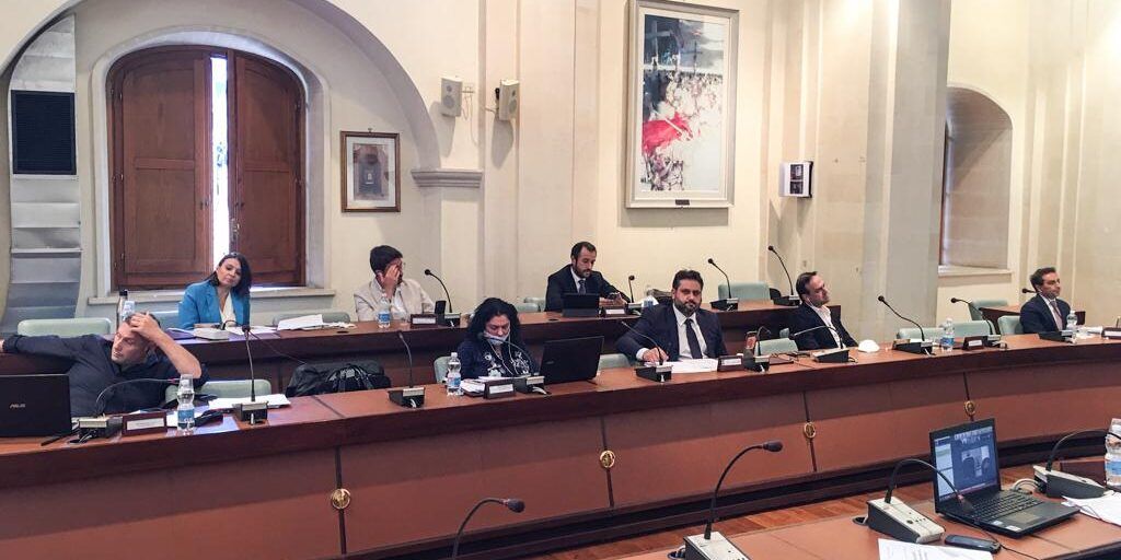 Rifiuti per strada a Corigliano Rossano. «In sei mesi maturati debiti per 2,1 milioni con l’Ato»