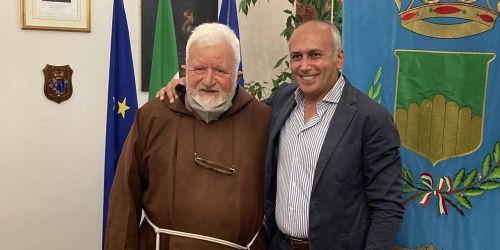 Padre Fedele e il Sindaco Franz Caruso in una foto d'archivio
