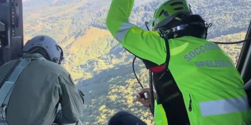 Velivolo ritrovato, la svolta nelle ricerche grazie all’IMSI Catcher. L’area è interdetta, i familiari delle vittime sul posto