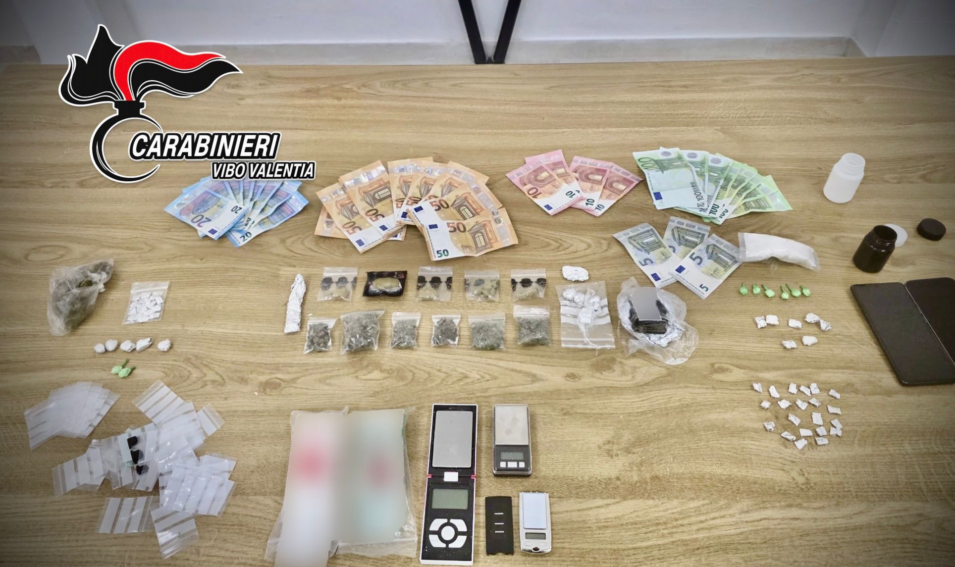Era agli arresti domiciliari ma continuava a spacciare, arrestato un 39enne nel Vibonese
