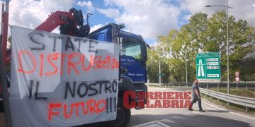 Proteste nel Vibonese, blocchi a Vazzano e Sant’Onofrio. La mobilitazione continua a oltranza – FOTO E VIDEO
