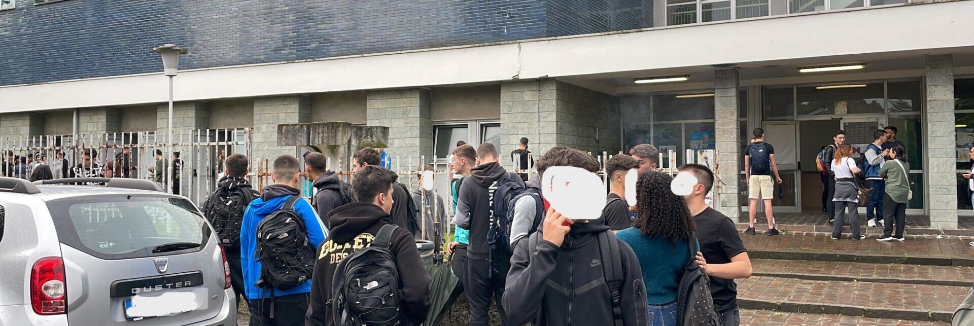 Accoltella la prof a scuola nel Milanese, fermato 16enne