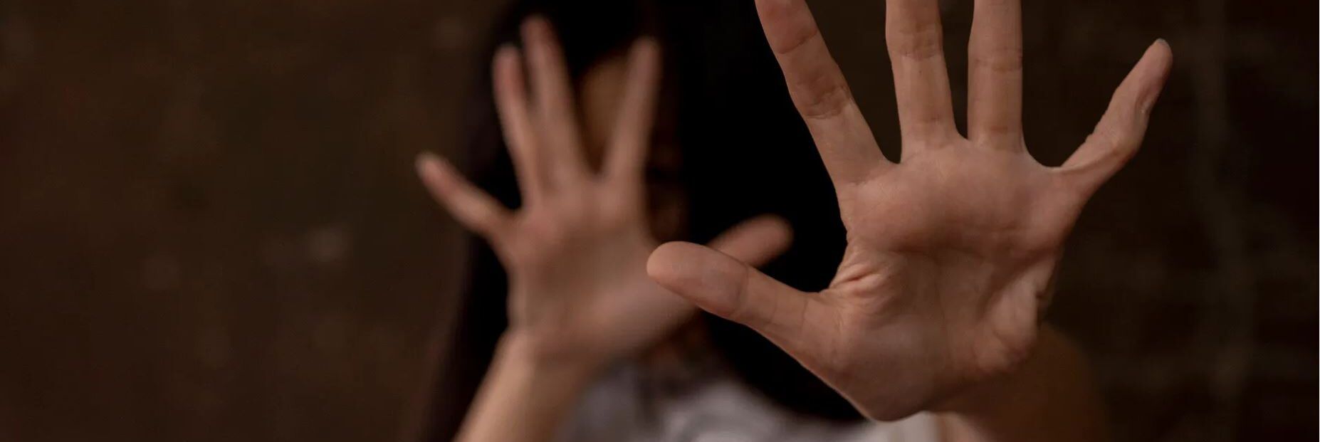 Picchiata dal compagno a poche settimane dalle nozze, è in fin di vita