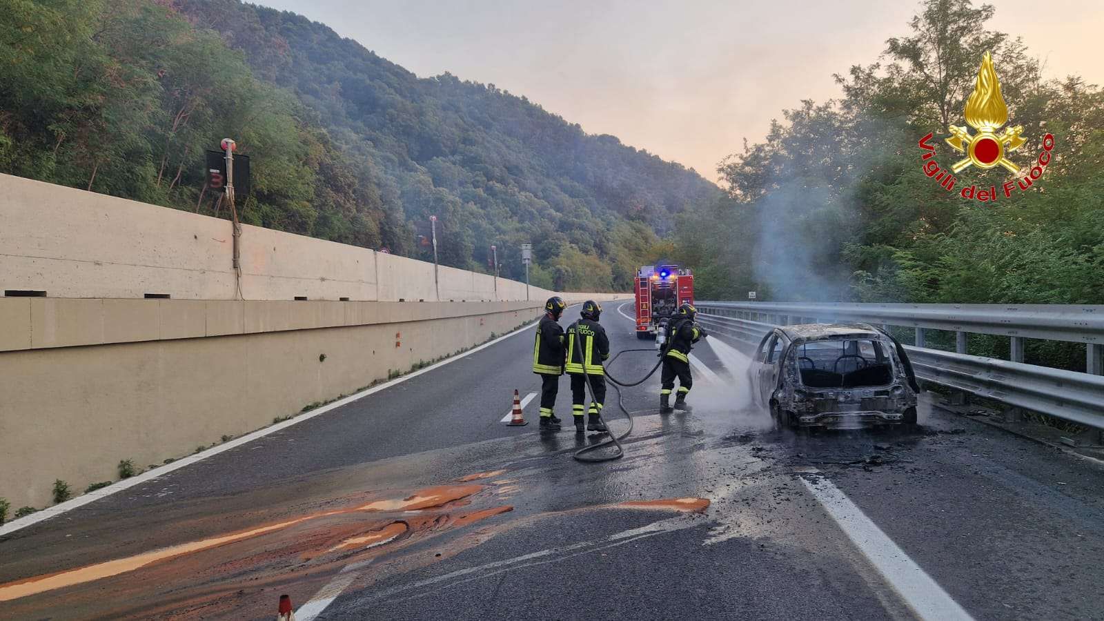 In fiamme un’auto a gasolio nel tratto vibonese dell’autostrada, l’intervento dei vigili del fuoco