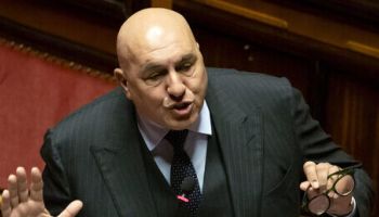 Crosetto bloccato a Dubai, è polemica