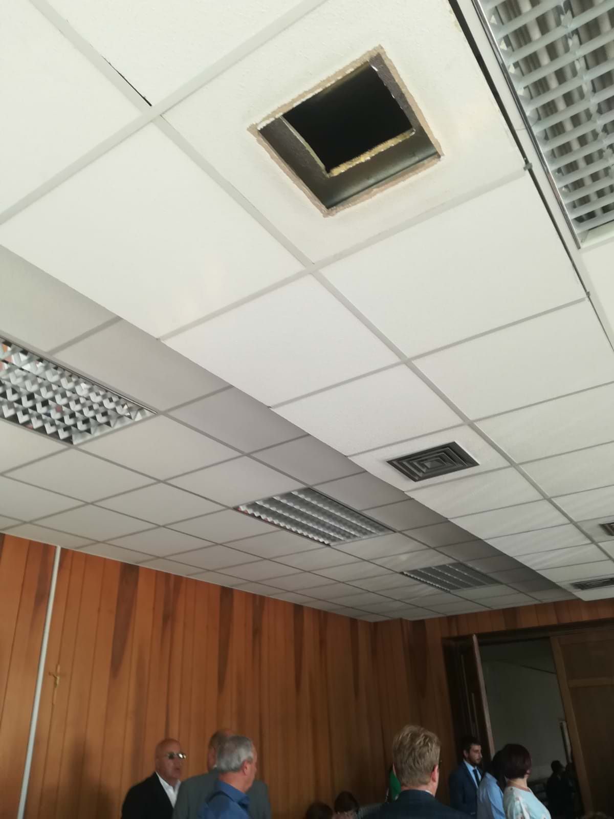 Si stacca un bocchettone e finisce su un avvocato, attimi di paura al Tribunale di Cosenza