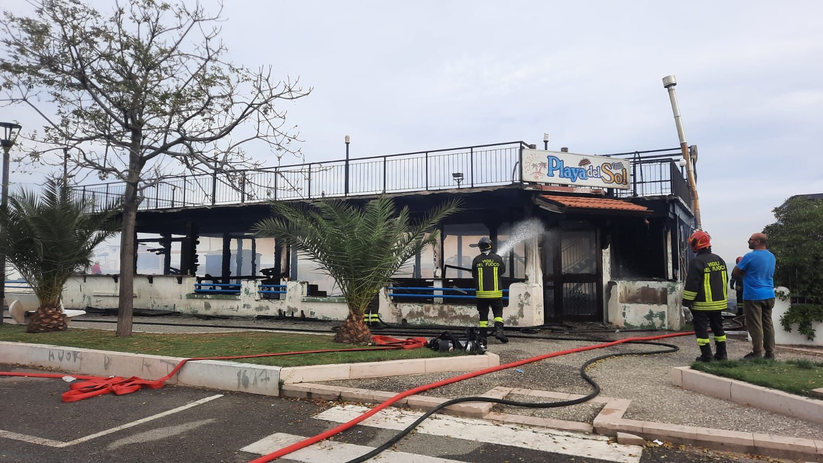 In fiamme il lido balneare di un pregiudicato nel Crotonese