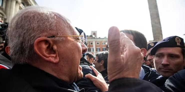 De Luca-Meloni, scintille a distanza tra Roma e Gioia Tauro. Ora volano anche gli insulti